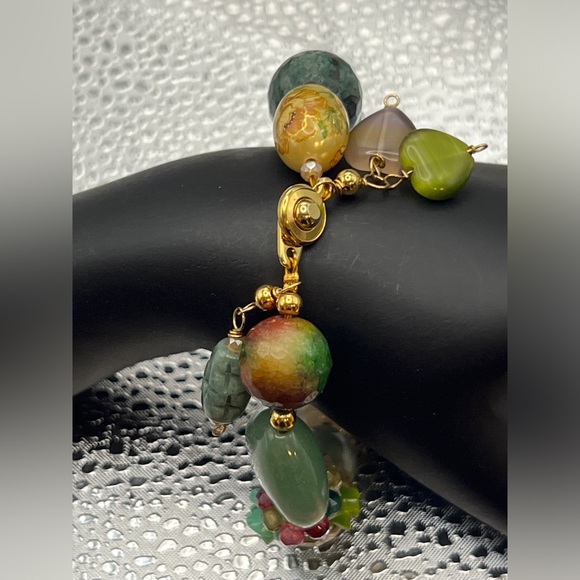 Absolutely gorgeous bracelet! Gold tone - amazing mix of beads! - Picture 3 of 5